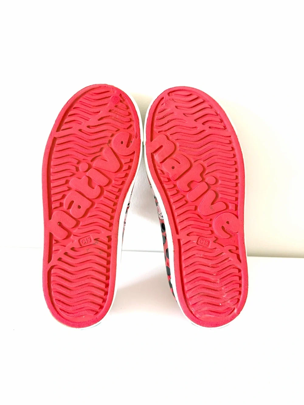 Native Disney Mickey Mouse Jefferson Print slip-on shoes in red Size C 13